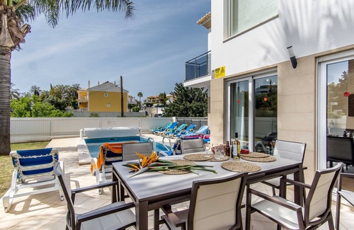 Correeira Villa | Villa Vilas Boas, 10 minute walk from the Fisherman's beach and 5 from strip