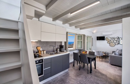 Imerovigli Villa | Villa Vinsanto, 2 bedrooms, heated pool. Part of Theano Cave Suites & Villas,