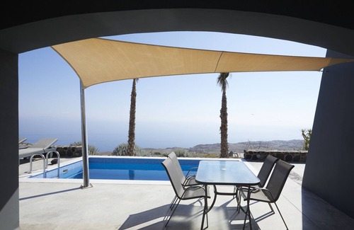 Imerovigli Villa | Villa Vinsanto, 2 bedrooms, heated pool. Part of Theano Cave Suites & Villas,