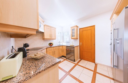 Lagoa e Carvoeiro Villa | Villa w/pool, jacuzzi, garden & BBQ in Lagoa