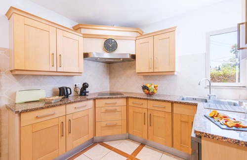 Lagoa e Carvoeiro Villa | Villa w/pool, jacuzzi, garden & BBQ in Lagoa