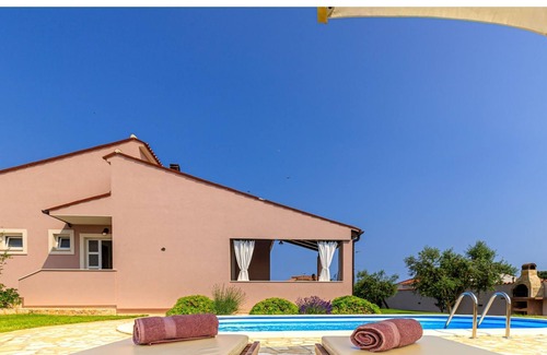 Loborika Cabin | Villa with large garden and pool, ideal for 8 people, only 10 minutes from Pula