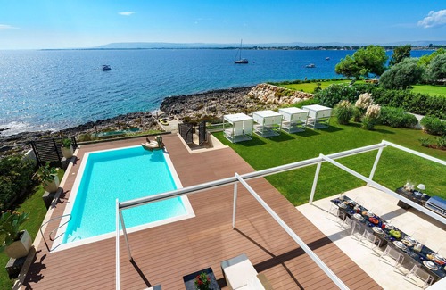 Plemmirio Villa | Villa with pool and direct access to the rocks below in Siracusa, Sicily