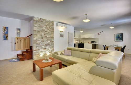 Petehi House | Villa with private pool, sun loungers, WiFi, air conditioning
