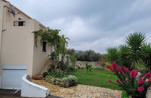 Monopari Villa | Villa with stunning views of the 'White Mountains'