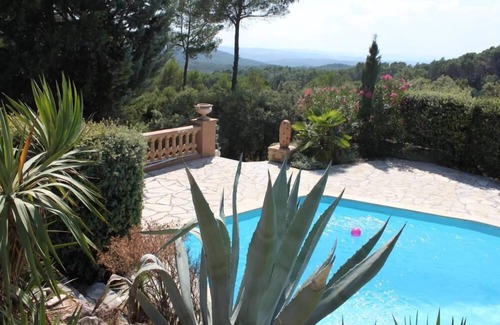 Lorgues Villa | villa (with tower of stones and swimmingpool) - privatly owned ground of 6 ha - beautiful view - 5 rooms - 8 persons