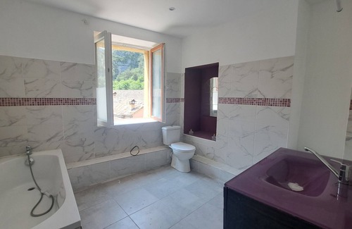 Orpierre House | Village house at the foot of the cliffs