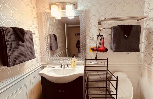 Milwaukee Hotel | Village Inn