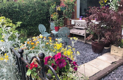 Bury House | Village near Manchester, Pubs, Walks, Open Views, Dog Friendly, Opposite Green