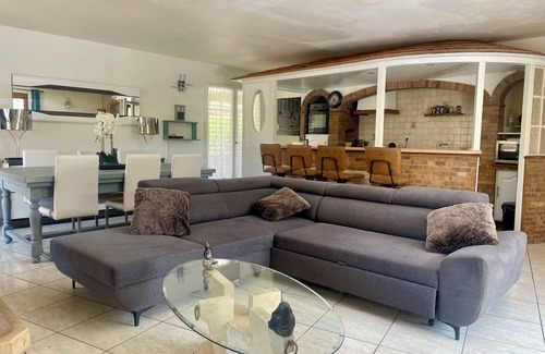 Villeneuve-les-Beziers House | Villeneuve les Béziers, Globetrotteur, Villa 8pers
