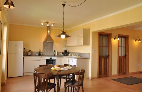 Poilhes Apartment | Vinauberge, Gîte Grenache - charming holiday flat overlooking the Canal du Midi