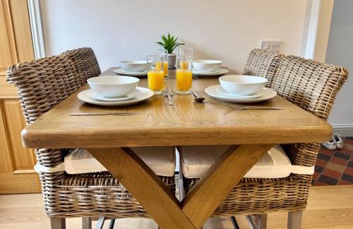 Stamford House | Vine Cottage, 3 Bedroom, Stamford Centre by Belmont Places