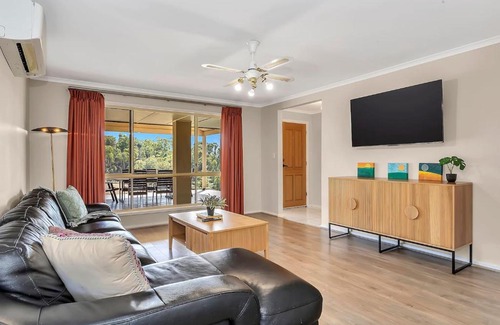 Lenswood House | Vinea Vista - Hillside Homestead amid Rural Beauty