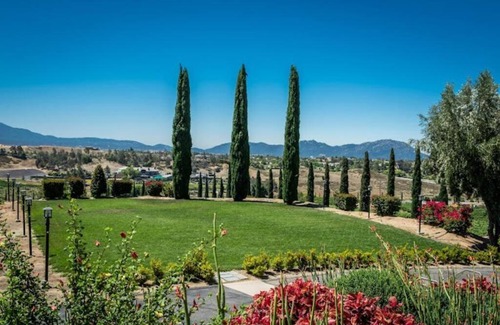 Temecula House | Vineyard Chic Oasis: Modern Elegance near Temecula Wineries