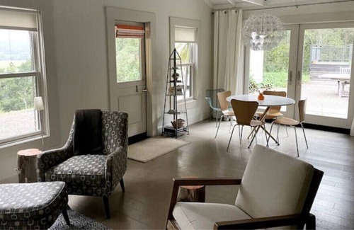 Healdsburg House | Vineyard views close to town w/ free EV charger