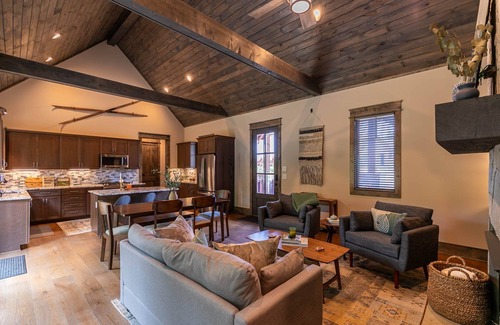 Elk Park Cabin | Vineyard Vista at Eagles Nest - walk to winery, new home