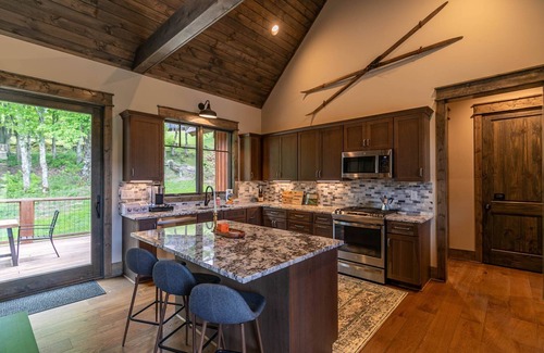 Elk Park Cabin | Vineyard Vista at Eagles Nest - walk to winery, new home