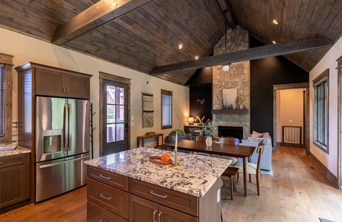 Elk Park Cabin | Vineyard Vista at Eagles Nest - walk to winery, new home