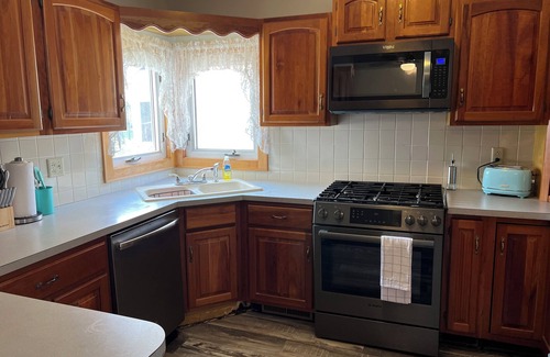 Perrysville House | Vintage 2 Bedroom Bungalow in Perrysville