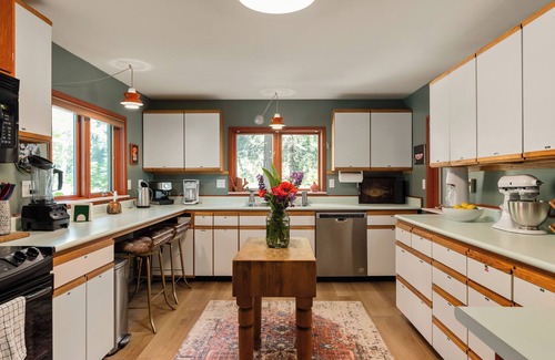 Cle Elum Cabin | Vintage A-Frame: Hot Tub, EV Charger, Lake access, King bed, BBQ