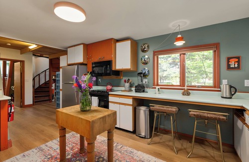 Cle Elum Cabin | Vintage A-Frame: Hot Tub, EV Charger, Lake access, King bed, BBQ