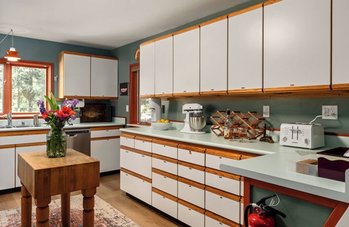 Cle Elum Cabin | Vintage A-Frame: Hot Tub, EV Charger, Lake access, King bed, BBQ