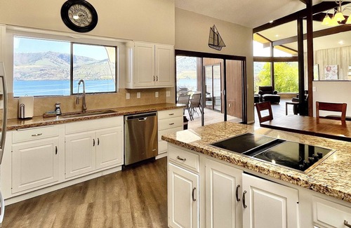 Manson House | Vintage Charm: Spacious, Hot Tub, Dock Access, Pet-Friendly, WiFi, Near Chelan