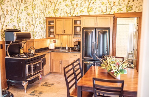 Hyde Park House | Vintage Charmer Entire Home Near Logan