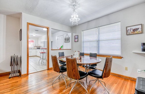 Norman House | Vintage home in heart of OU country-uniquely decorated OK themed home-ATT wifi