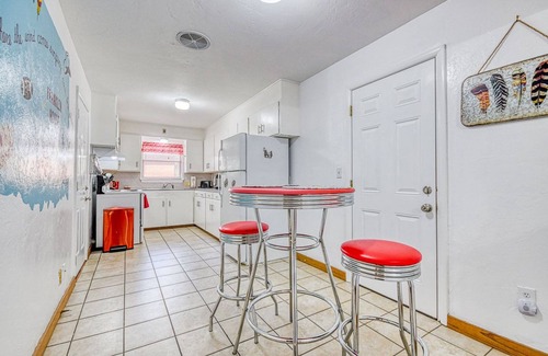 Norman House | Vintage home in heart of OU country-uniquely decorated OK themed home-ATT wifi