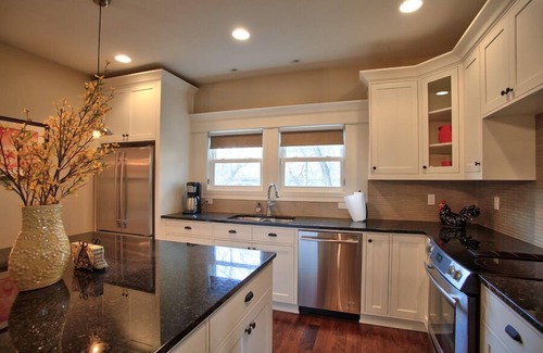 McMinnville House | Vintage Luxury Retreat