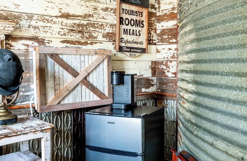 La Grange Cottage | Vintage Silo + Sleeps 3 + 8 Minutes to Round Top!