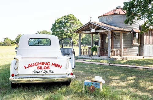 La Grange Cottage | Vintage Silo + Sleeps 3 + 8 Minutes to Round Top!