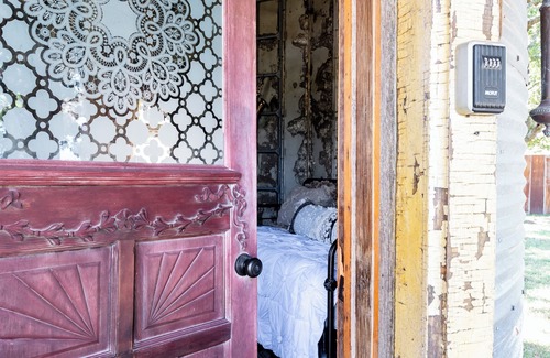 La Grange Cottage | Vintage Silo + Sleeps 3 + 8 Minutes to Round Top!