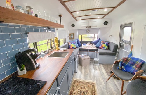 Fairhope House | Vintage Silver Bullet modern Flair & EV Charger Wifi cold A/C Glamping