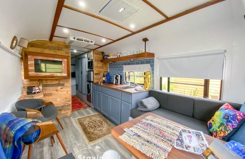 Fairhope House | Vintage Silver Bullet modern Flair & EV Charger Wifi cold A/C Glamping
