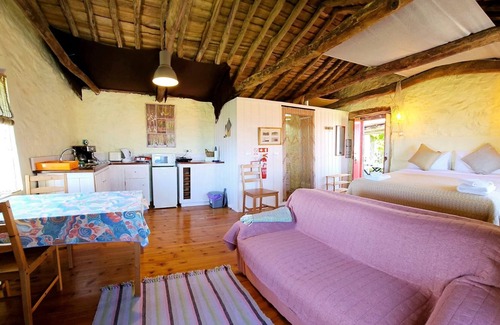 Horta Apartment | Vintage Studio in a Cottage 'Casa Anjos Cottage' with Sea View, Private Terrace and Wi-Fi