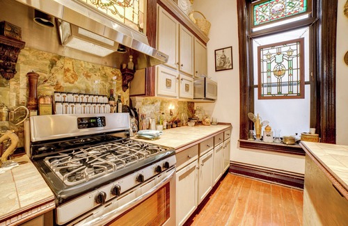 La Porte Apartment | Vintage Studio in Historic Dtwn La Porte!