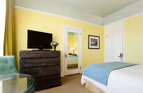 Goose Hollow Hotel | Vintage Style Hotel with Pop-Up Cinema! Three Relaxing Units, Pet-friendly!