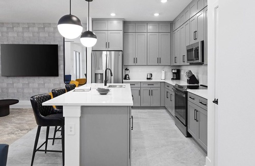 Florida Center House | Violet's Vista | Luxe home next to Universal w/spa pool, grand LR/DR, themed BR