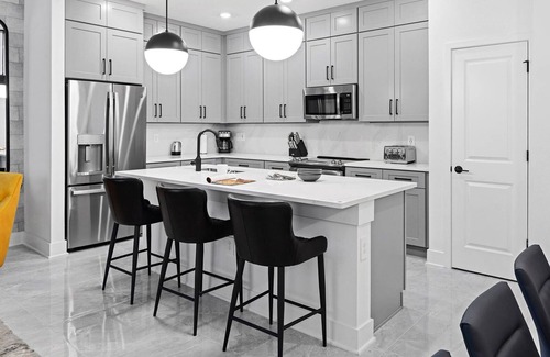 Florida Center House | Violet's Vista | Luxe home next to Universal w/spa pool, grand LR/DR, themed BR