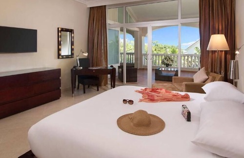 Los Brazos Hotel | VIP:1 Bedroom Suite, wifi, kitchen, and roundtrip shuttle to + from the airport.