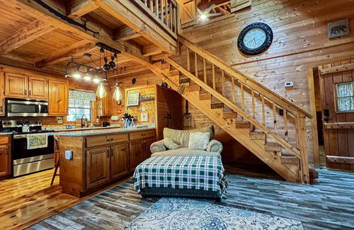 Pine Mountain Valley Cabin | Visit Callaway's Fantasy in Lights with Happy’s Hideaway- Fiber Wifi and Hot tub