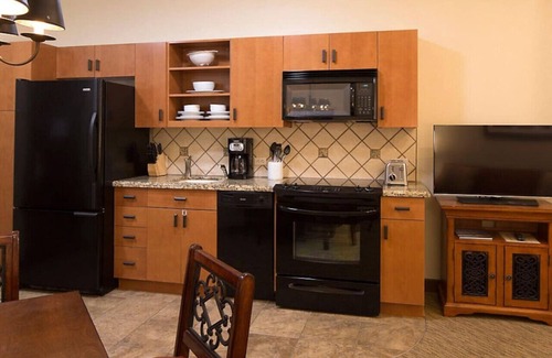 Cibola Vista Apartment | Visit the amazing Red Rock Formation in this beautiful 1BD condo with amenities