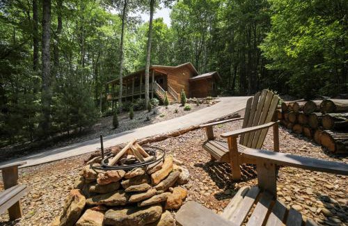 Cullowhee House | Visit WCU and Ski Sapphire Valley! Smoky Mtn Cabin