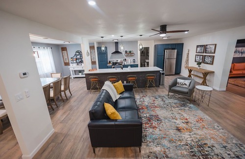 Roswell House | Vista Experience w/King Size Bed & Pet Friendly