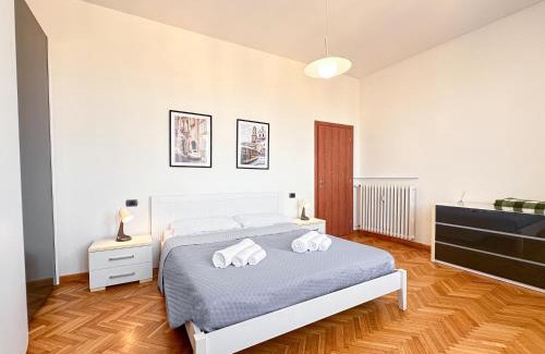 Old Town Apartment | Vista Ghirlandina - Attico sul tetto del centro al settimo piano