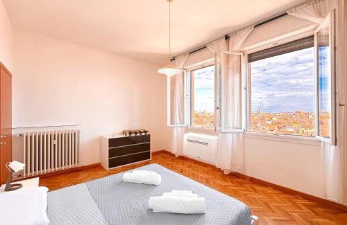Old Town Apartment | Vista Ghirlandina - Attico sul tetto del centro al settimo piano