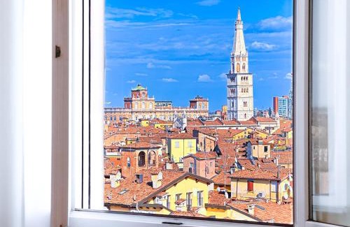Old Town Apartment | Vista Ghirlandina - Attico sul tetto del centro al settimo piano