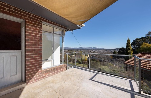 East Albury House | Vista Magnifica in Albury- superb family home - Lovely three bedroom home with stunning views over Albury